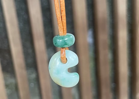 糸魚川翡翠　勾玉＋翡翠ビーズ　16mm　白緑 / Itoigawa Jadeite MAGATAMA + Bead