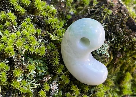 糸魚川翡翠　勾玉　白・淡緑　29mm / Itoigawa Jadeite MAGATAMA