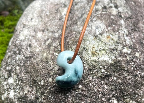 糸魚川翡翠　勾玉　ブルーグレー・濃青　23mm / Itoigawa Jadeite MAGATAMA