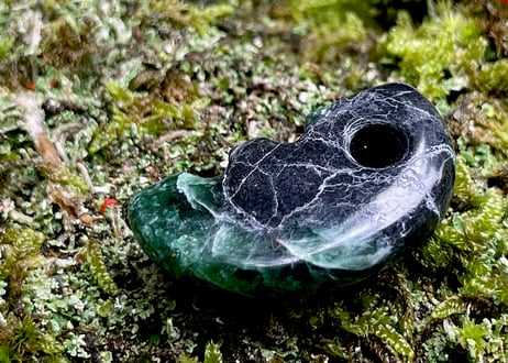 糸魚川翡翠　獣型勾玉　黒・鮮緑　26mm / Itoigawa Jadeite Beast-Shaped MAGATAMA