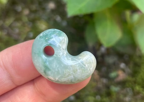 糸魚川翡翠　勾玉　ミントグリーン　24mm / Itoigawa Jadeite MAGATAMA