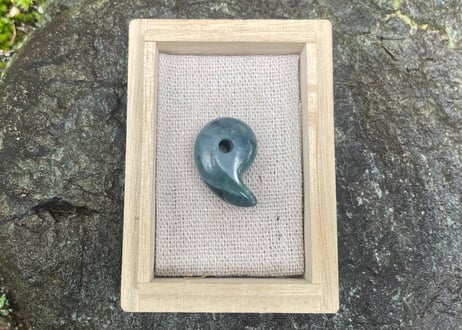 糸魚川ネフライト　勾玉　丸みのあるコンマ形　青灰緑　25mm / Itoigawa Nephrite MAGATAMA