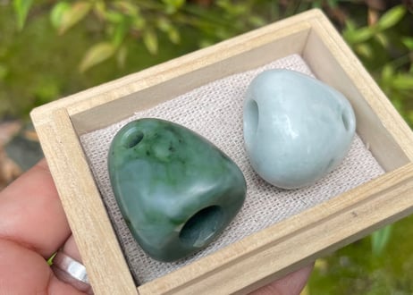 糸魚川ネフライト　石笛　丸みのある造形　緑　シルキーマット仕上げ　30mm / Itoigawa Nephrite IWABUE