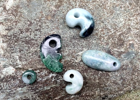 糸魚川翡翠　垂飾　青灰色・水色　5.95g / Itoigawa Jadeite SUISHOKU