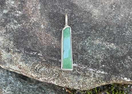 糸魚川翡翠　金山谷　シルバー925ペンダントトップ　細長いフリーフォーム　緑　24mm / Itoigawa Jadeite Silver Pendant