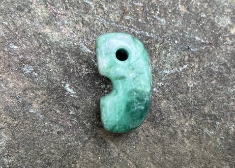 糸魚川翡翠　縄文型勾玉　ライトグリーン　27mm / Itoigawa Jadeite MAGATAMA