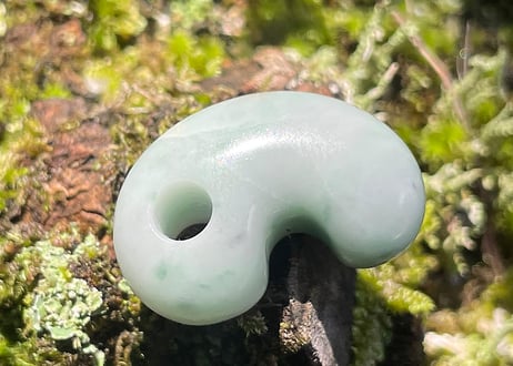 糸魚川翡翠　勾玉　ミルキーグリーン　21mm / Itoigawa Jadeite MAGATAMA