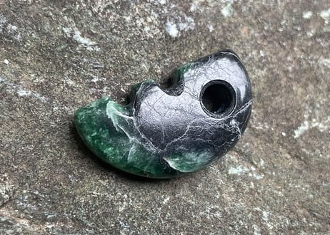 糸魚川翡翠　獣型勾玉　黒・鮮緑　26mm / Itoigawa Jadeite Beast-Shaped MAGATAMA