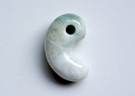 糸魚川翡翠　勾玉　白・淡緑　29mm / Itoigawa Jadeite MAGATAMA