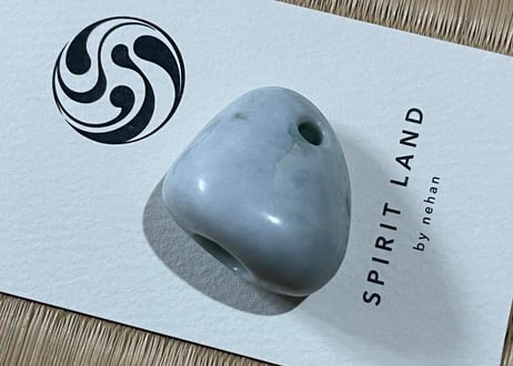 糸魚川翡翠　石笛　丸みのある造形　ごく淡い緑　30mm / Itoigawa Jadeite IWABUE