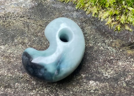 糸魚川翡翠　勾玉　ブルーグレー・濃青　23mm / Itoigawa Jadeite MAGATAMA