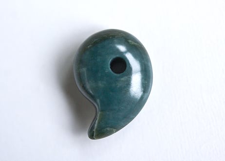 糸魚川ネフライト　勾玉　丸みのあるコンマ形　青緑　25mm / Itoigawa Nephrite MAGATAMA