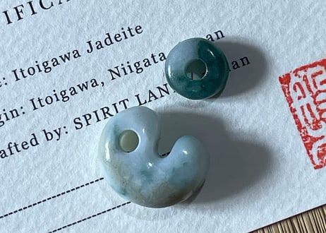 糸魚川翡翠　勾玉＋翡翠ビーズ　16mm　白緑 / Itoigawa Jadeite MAGATAMA + Bead