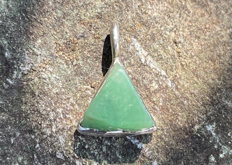 糸魚川翡翠　金山谷　シルバー925ペンダントトップ　三角形　ミントグリーン　11mm / Itoigawa Jadeite Silver Pendant