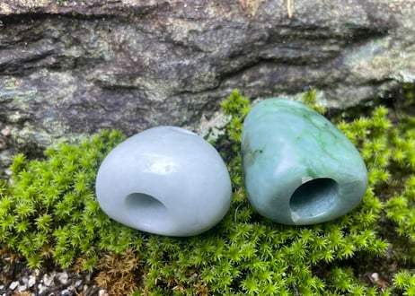 糸魚川翡翠　石笛　丸みのある造形　ごく淡い緑　30mm / Itoigawa Jadeite IWABUE