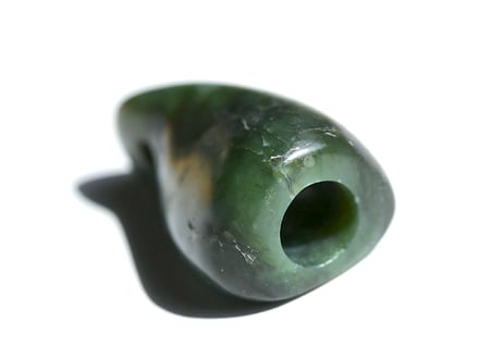 糸魚川ネフライト　石笛 IWABUE　深緑　39mm / Itoigawa Nephrite Japanese Stone Whistle