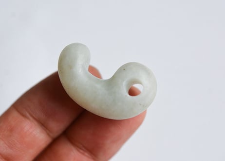 糸魚川翡翠　沖縄型勾玉　白翡翠・淡緑　28mm / Itoigawa Jadeite MAGATAMA