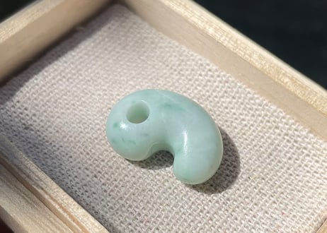 糸魚川翡翠　勾玉　ミルキーグリーン　21mm / Itoigawa Jadeite MAGATAMA