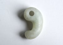糸魚川翡翠　沖縄型勾玉　白翡翠・淡緑　28mm / Itoigawa Jadeite MAGATAMA