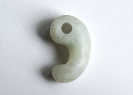 糸魚川翡翠　沖縄型勾玉　白翡翠・淡緑　28mm / Itoigawa Jadeite MAGATAMA