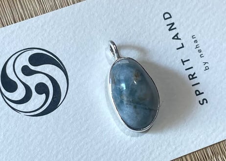 糸魚川翡翠　入りコン沢　シルバー925ペンダントトップ　楕円形　青・白・茶　22mm / Irikonsawa Blue Jadeite Silver Pendant