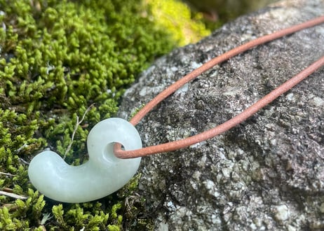 糸魚川翡翠　沖縄型勾玉　白翡翠・淡緑　28mm / Itoigawa Jadeite MAGATAMA