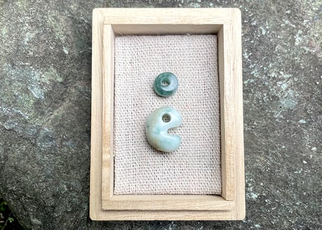 糸魚川翡翠　勾玉＋翡翠ビーズ　16mm　白緑 / Itoigawa Jadeite MAGATAMA + Bead