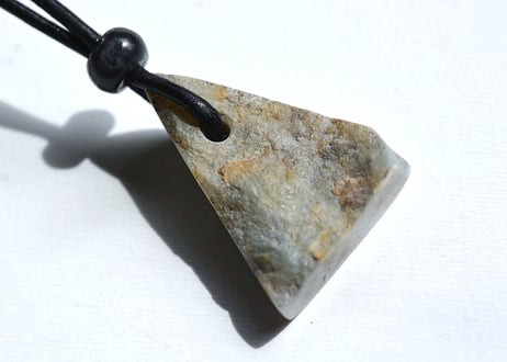 糸魚川翡翠　入りコン沢青翡翠 垂飾＋黒翡翠ビーズ　11.33g / Itoigawa Jadeite