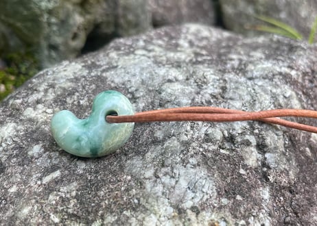 糸魚川翡翠　勾玉　ミントグリーン　24mm / Itoigawa Jadeite MAGATAMA