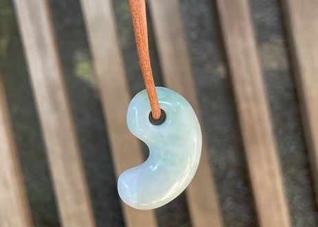 糸魚川翡翠　勾玉　白・淡緑　29mm / Itoigawa Jadeite MAGATAMA