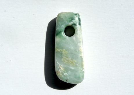 糸魚川翡翠　大珠　縄文期発掘品モチーフ　緑・乳白色　33mm / Itoigawa Jadeite TAISHU