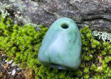 糸魚川ネフライト　石笛　丸みのある造形　緑　シルキーマット仕上げ　30mm / Itoigawa Nephrite IWABUE