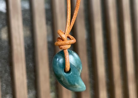 糸魚川ネフライト　勾玉　青緑　24mm / Itoigawa Nephrite MAGATAMA