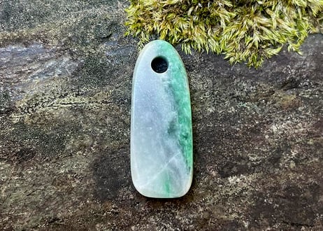 糸魚川翡翠　垂飾　鮮緑・ライトグレー　3.84g / Itoigawa Jadeite SUISHOKU