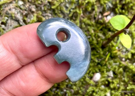 糸魚川ネフライト　獣型勾玉　深緑・青緑　27mm / Itoigawa Nephrite Beast-Shaped MAGATAMA