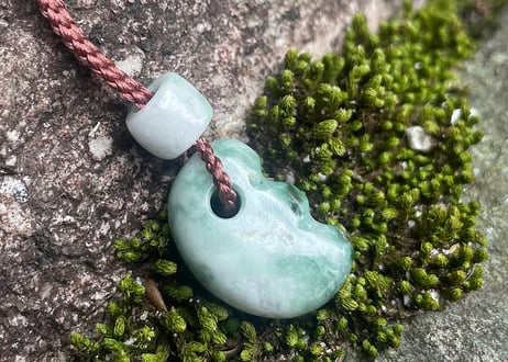 糸魚川翡翠　獣型勾玉＋翡翠ビーズ　5.88g / Itoigawa Jadeite Beast-Shaped MAGATAMA + Jadeite Bead