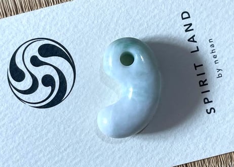 糸魚川翡翠　勾玉　白・淡緑　29mm / Itoigawa Jadeite MAGATAMA
