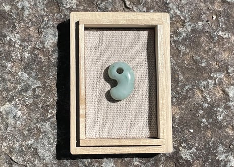 糸魚川翡翠　勾玉　ミルキーグリーン　21mm / Itoigawa Jadeite MAGATAMA