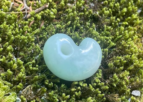 糸魚川翡翠　縄文型勾玉　ライトグリーン　25mm / Itoigawa Jadeite MAGATAMA