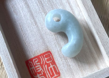 糸魚川翡翠　沖縄型勾玉　白翡翠・淡緑　28mm / Itoigawa Jadeite MAGATAMA