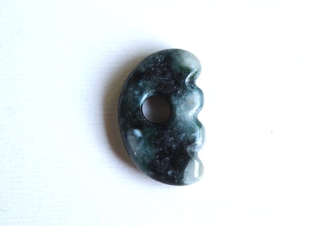 糸魚川翡翠　獣型勾玉　圧搾翡翠　24mm / Itoigawa Jadeite Animal Shape MAGATAMA