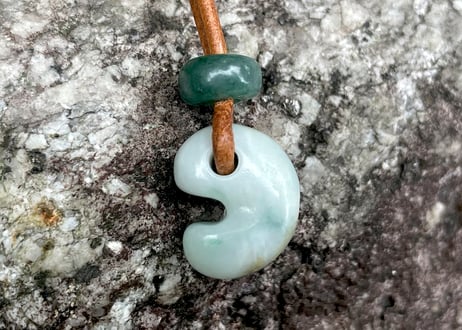 糸魚川翡翠　勾玉＋翡翠ビーズ　16mm　白緑 / Itoigawa Jadeite MAGATAMA + Bead