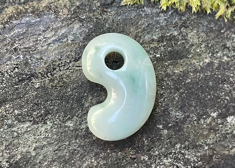 糸魚川翡翠　勾玉　ミルキーグリーン　21mm / Itoigawa Jadeite MAGATAMA