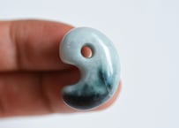 糸魚川翡翠　勾玉　ブルーグレー・濃青　23mm / Itoigawa Jadeite MAGATAMA