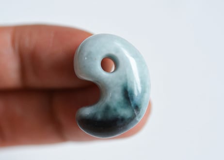 糸魚川翡翠　勾玉　ブルーグレー・濃青　23mm / Itoigawa Jadeite MAGATAMA