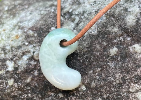 糸魚川翡翠　勾玉　白・淡緑　29mm / Itoigawa Jadeite MAGATAMA