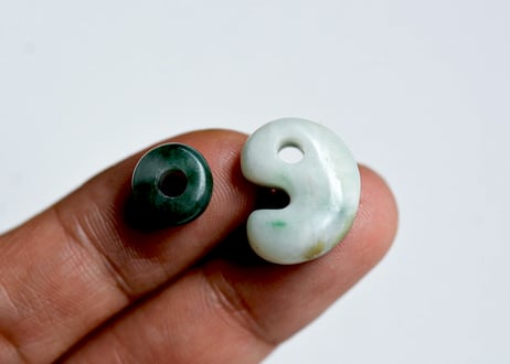 糸魚川翡翠　勾玉＋翡翠ビーズ　16mm　白緑 / Itoigawa Jadeite MAGATAMA + Bead