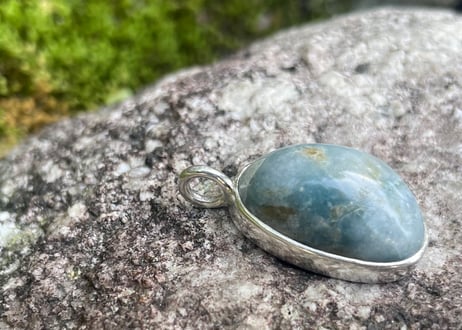糸魚川翡翠　入りコン沢　シルバー925ペンダントトップ　楕円形　青・白・茶　22mm / Irikonsawa Blue Jadeite Silver Pendant