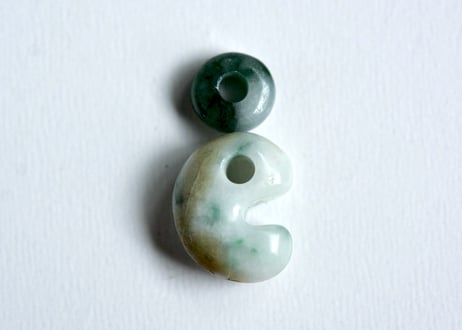 糸魚川翡翠　勾玉＋翡翠ビーズ　16mm　白緑 / Itoigawa Jadeite MAGATAMA + Bead