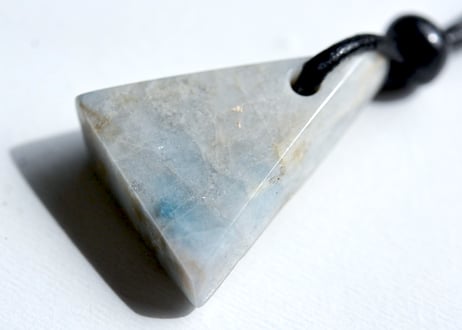 糸魚川翡翠　入りコン沢青翡翠 垂飾＋黒翡翠ビーズ　11.33g / Itoigawa Jadeite